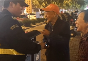 長興島宗保治安巡邏，撿到手機(jī)，及時(shí)歸還失主