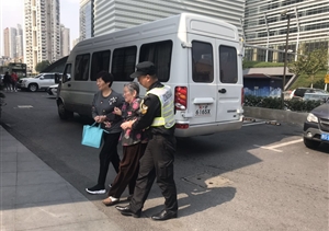 關(guān)愛老人，從我做起----陸家嘴城管隊員幫扶重陽節(jié)聚餐老人