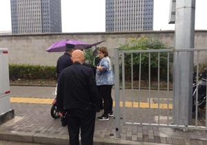 伸出援手，大愛無疆，宗保北蔡市容項目隊員救助暈倒女子