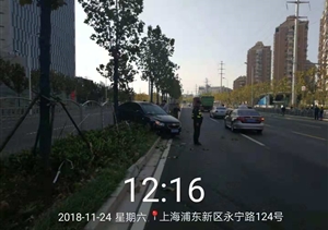 路見交通事故，幫忙維持秩序 --金橋輔警項(xiàng)目協(xié)助維持交通秩序