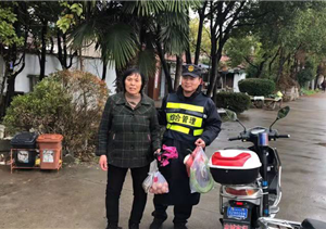 迷路老人神情慌，宗保特保來幫忙 --長興島項目將迷路老人送回家