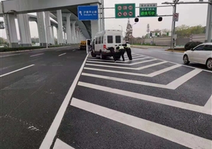 車輛拋錨堵交通，宗保特保來相助 --閔行輔警項(xiàng)目相助拋錨車輛