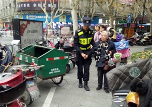 老人身體不適，幸遇宗保隊員 --臨平市容項目將身體不適老人送回家