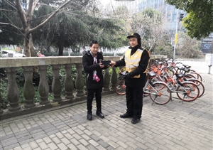 拾金不昧樹新風系列報道 --金橋市容隊員拾到錢包交還于失主
