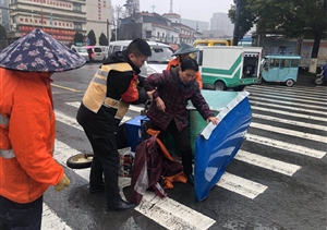 老人倒地扶不扶？民泰特保告訴你答案！ --浙江民泰星橋市容項(xiàng)目攙