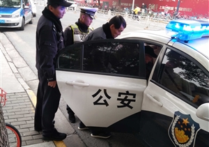 年邁老人迷路 特保熱心幫忙 --閔行交通輔警項(xiàng)目幫助迷路老人