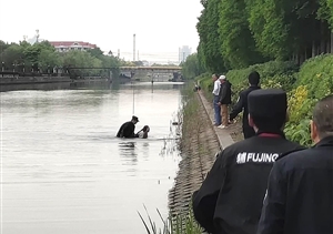 有驚無險(xiǎn)！宗保特保勇救跳河輕生女子 --張江輔警隊(duì)員勇救跳河輕生