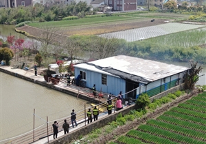 無(wú)人機(jī)航拍捕捉火情  保安消防員聯(lián)手施救 ——宗保公司無(wú)人機(jī)在執(zhí)
